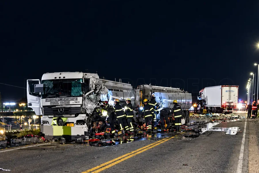 Un muerto en un choque de camiones en La Adela