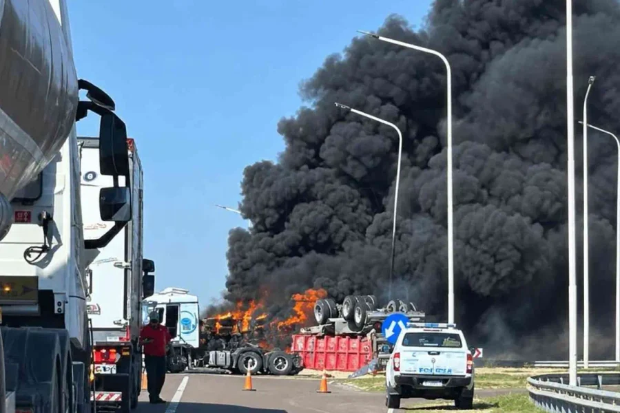 Choque de camiones en el Cruce de Quehué