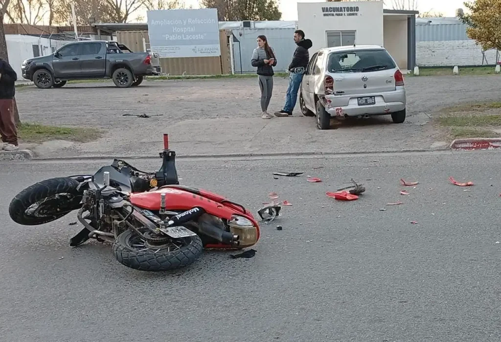 Accidente frente al hospital de Eduardo Castex: dos adolescentes asistidos