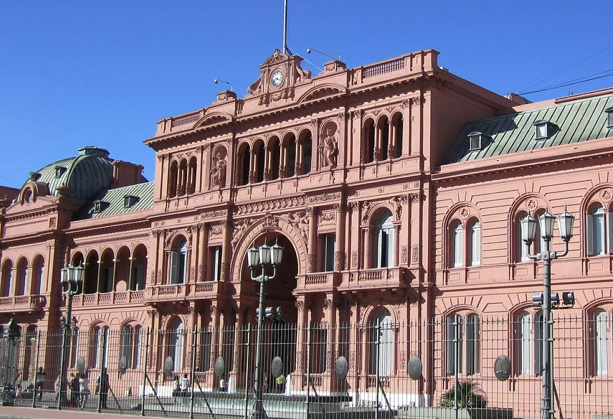 Trasladaron en helicóptero a una policía desde Casa Rosada