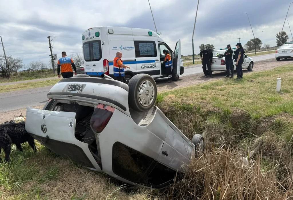Vuelco en la avenida Brunengo: dos personas ilesas