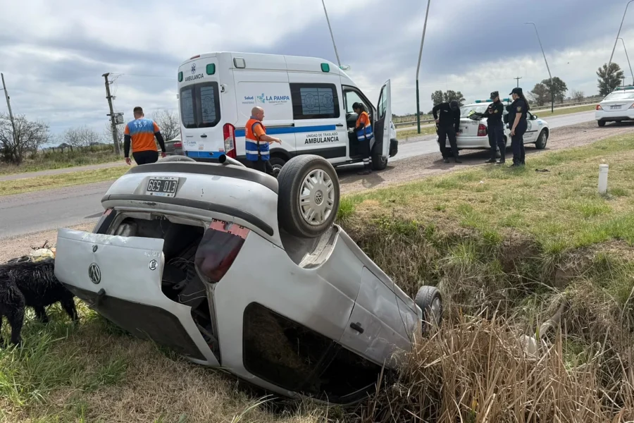 Vuelco en la avenida Brunengo: dos personas ilesas