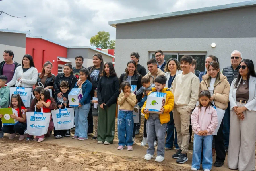 Ocho familias recibieron sus viviendas en Parera