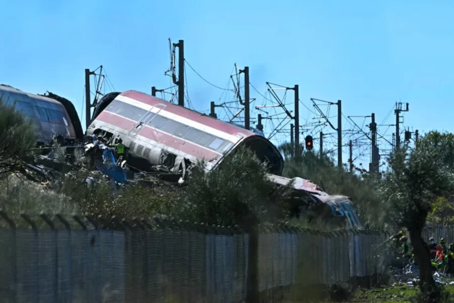 España: Accidente de trenes deja al menos 30 muertos