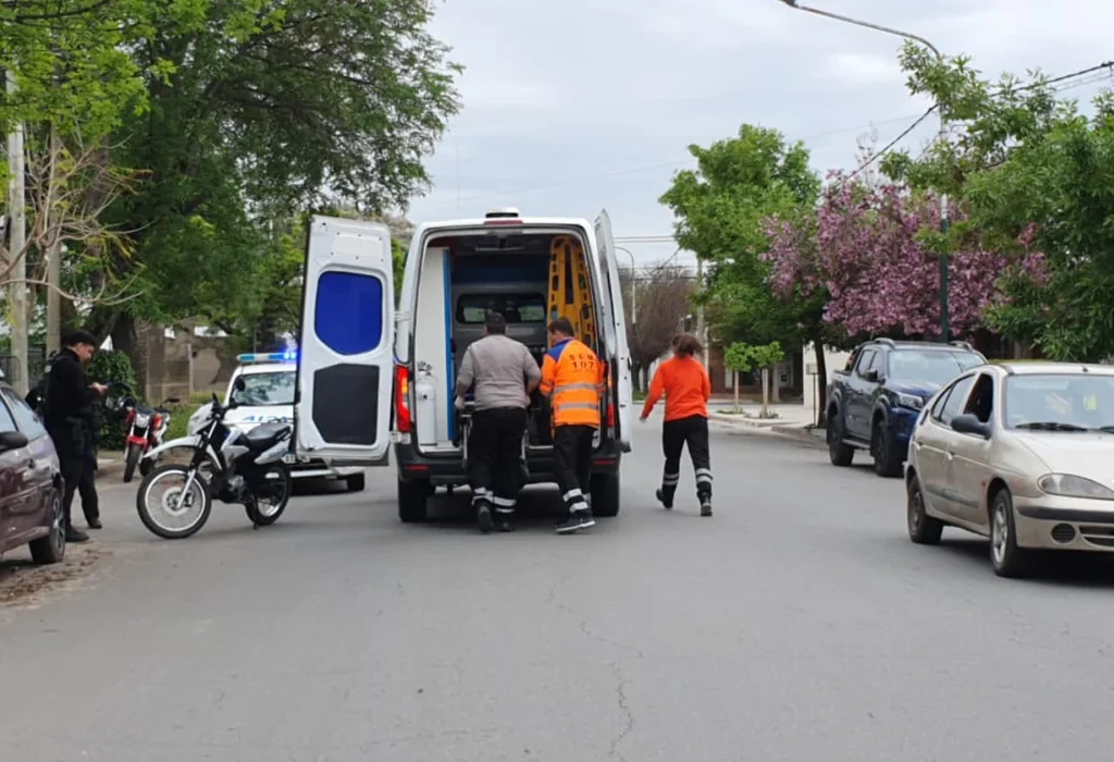 Adolescente apuñalado cayó en la vía pública