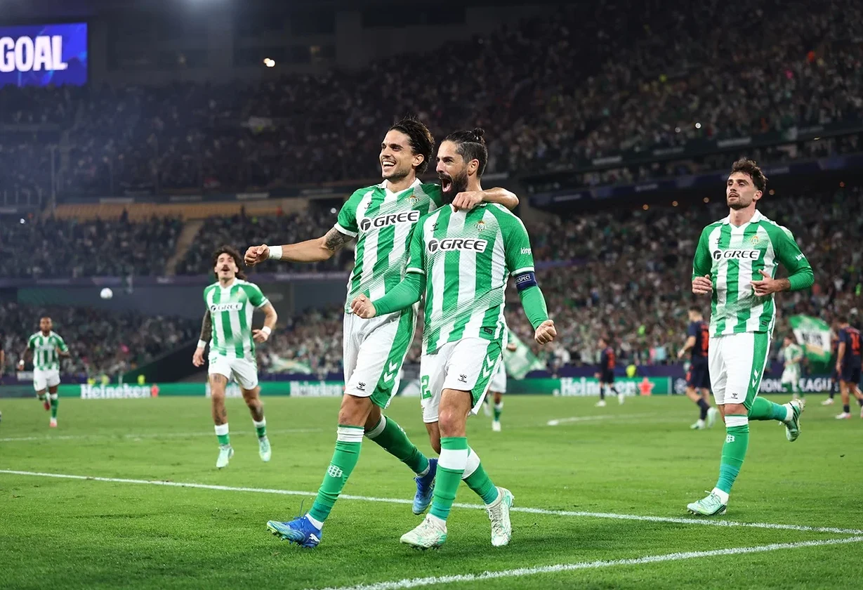 Betis venció a Feyenoord y sigue líder en Champions