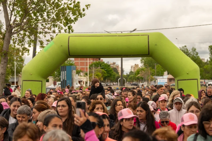 Caminata Rosa reunió a una multitud en Santa Rosa