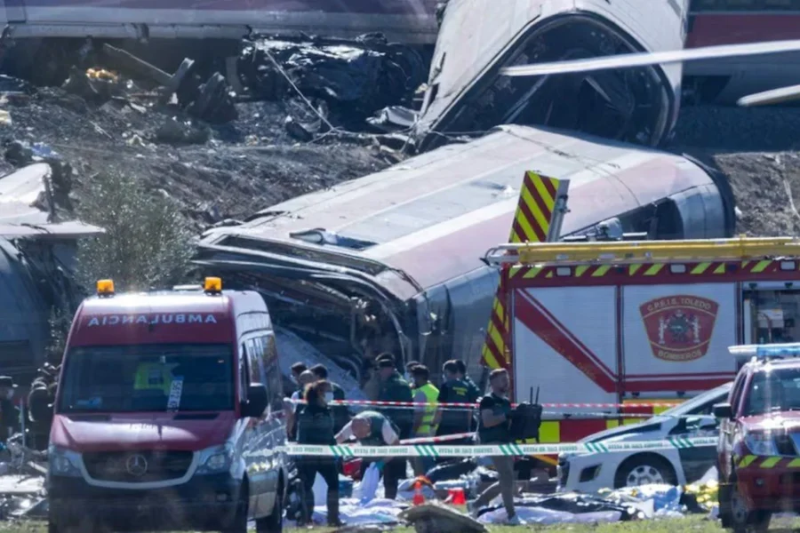 Choque de trenes en España: investigan la velocidad