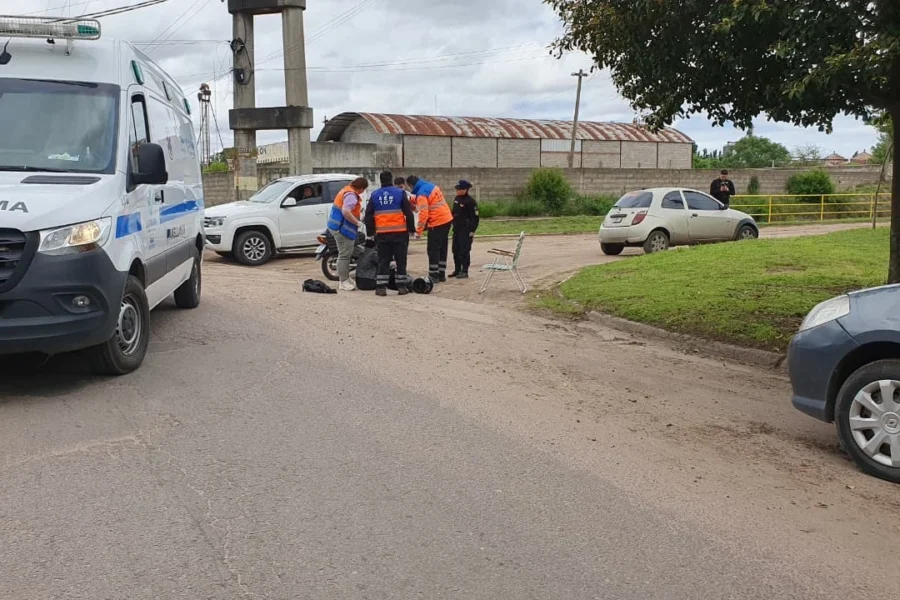 Choque en General Pico: una moto impactó contra un auto