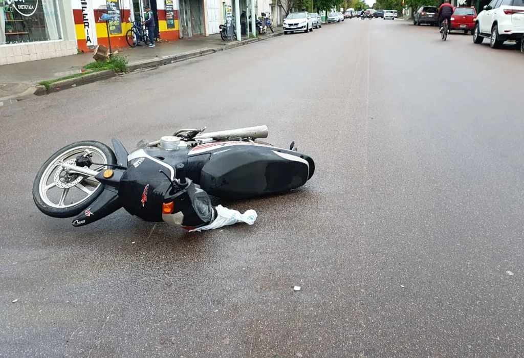 Choque entre un auto y una moto en General Pico