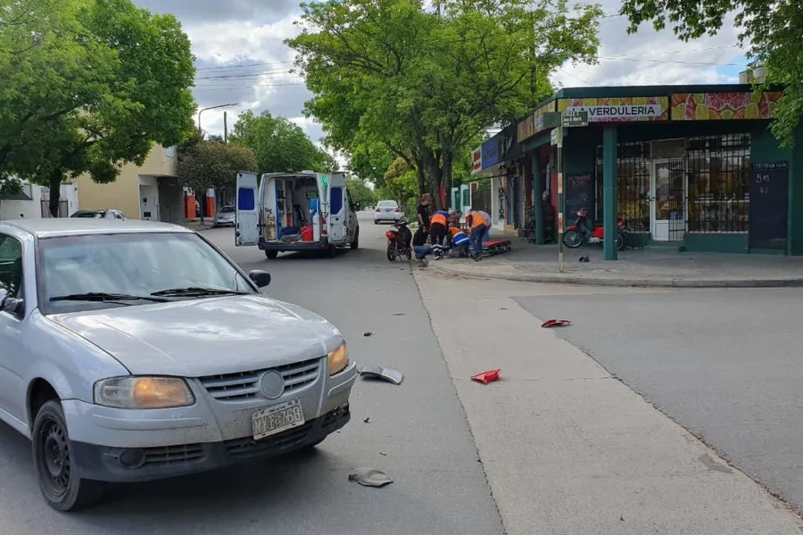 Choque entre un auto y una moto en General Pico