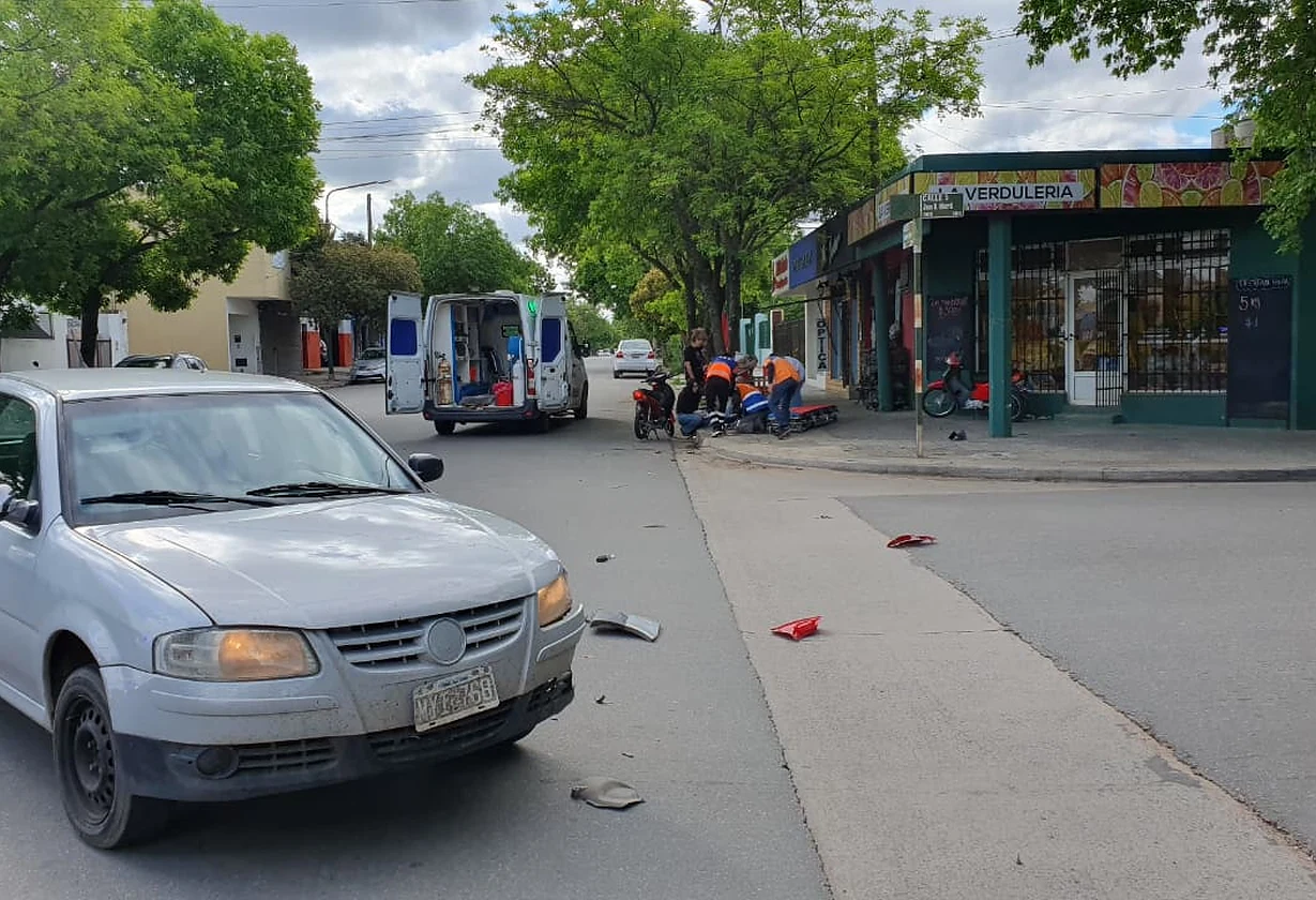 Choque entre un auto y una moto en General Pico