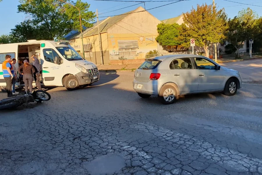 Choque entre un auto y una moto en General Pico