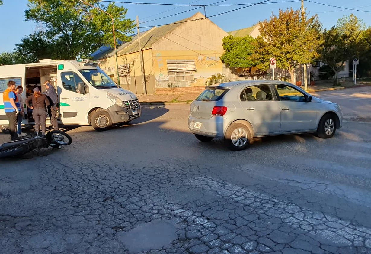 Choque entre un auto y una moto en General Pico
