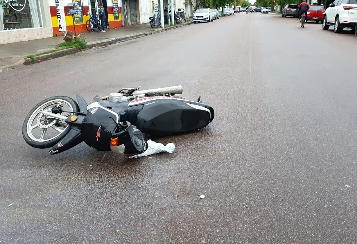 Choque entre un auto y una moto en General Pico