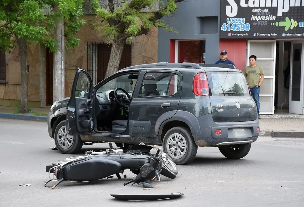 Choque entre un auto y una moto en Santa Rosa