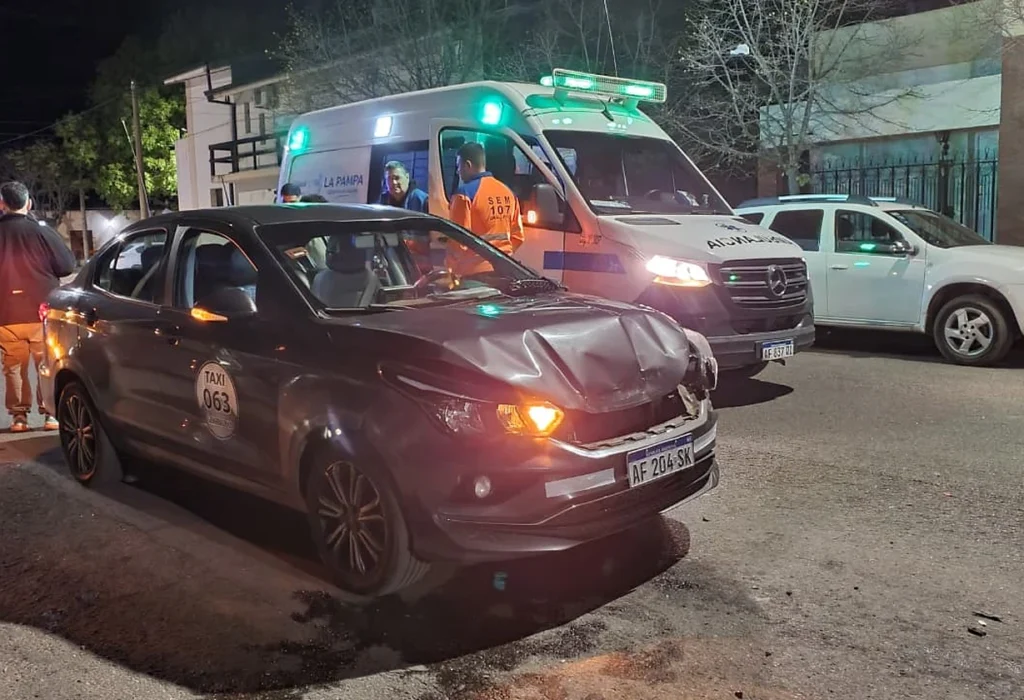 Choque entre una camioneta y un taxi en calle 27