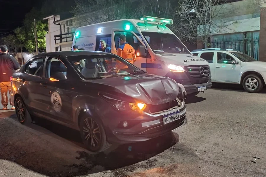 Choque entre una camioneta y un taxi en calle 27