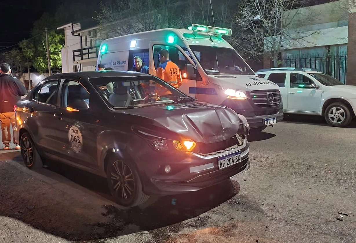 Choque entre una camioneta y un taxi en calle 27