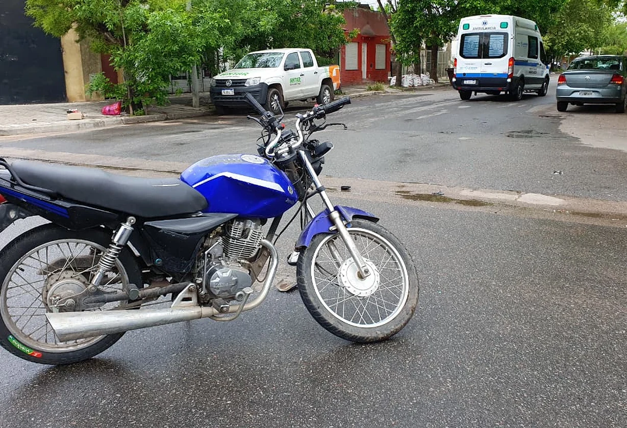 Choque entre una moto y un auto en General Pico