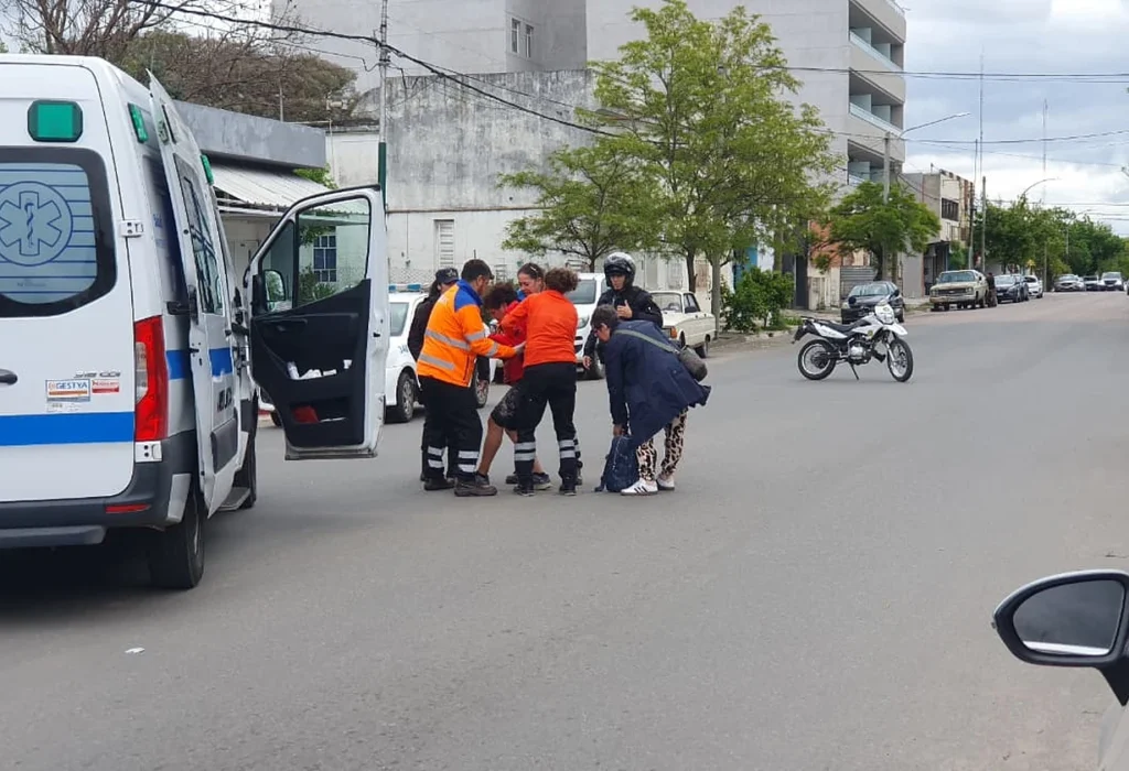 Choque entre una moto y una bicicleta en General Pico