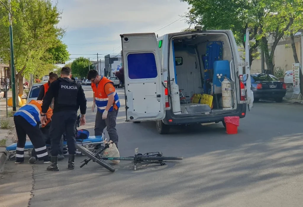 Ciclista hospitalizado tras chocar con un auto en General Pico