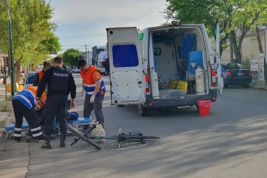 Ciclista hospitalizado tras chocar con un auto en General Pico