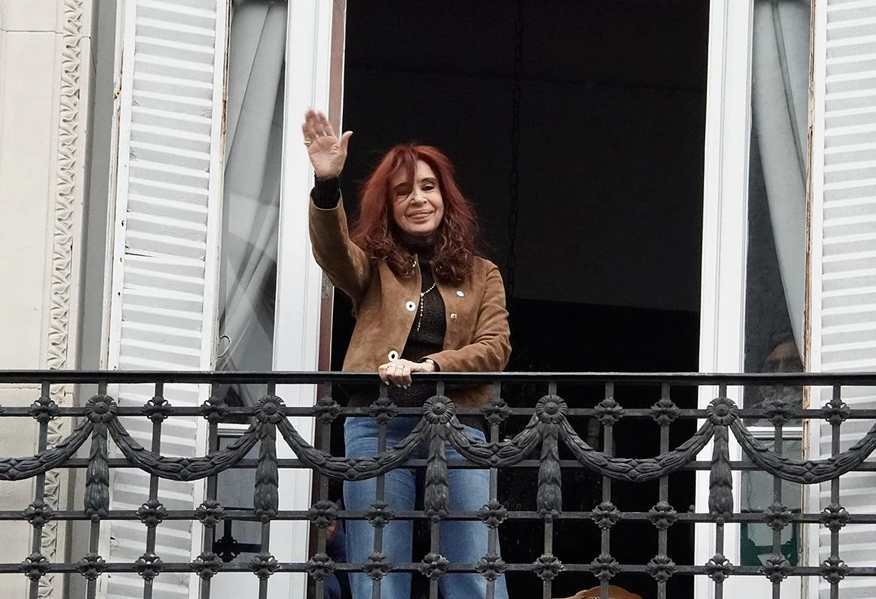 Cristina Kirchner saludó a la militancia desde el balcón