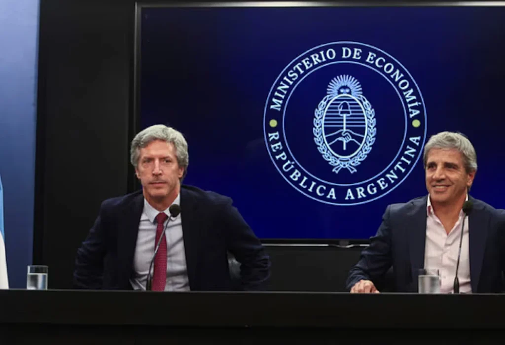Denuncian a Caputo y Bausili por el oro del BCRA