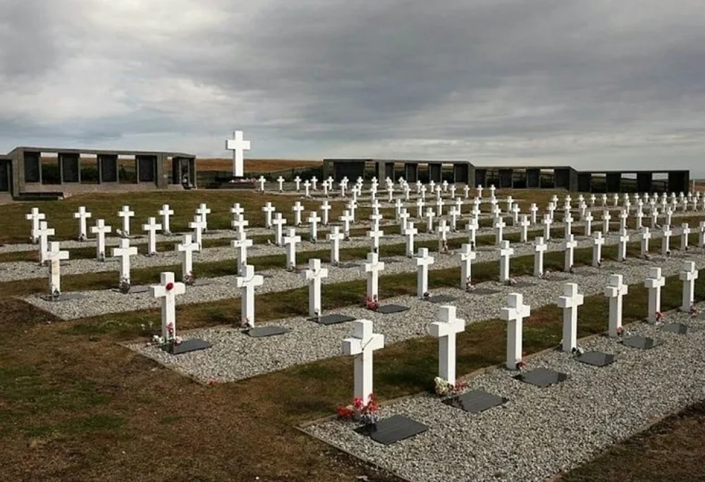 Desmienten vandalismo en el cementerio de Darwin