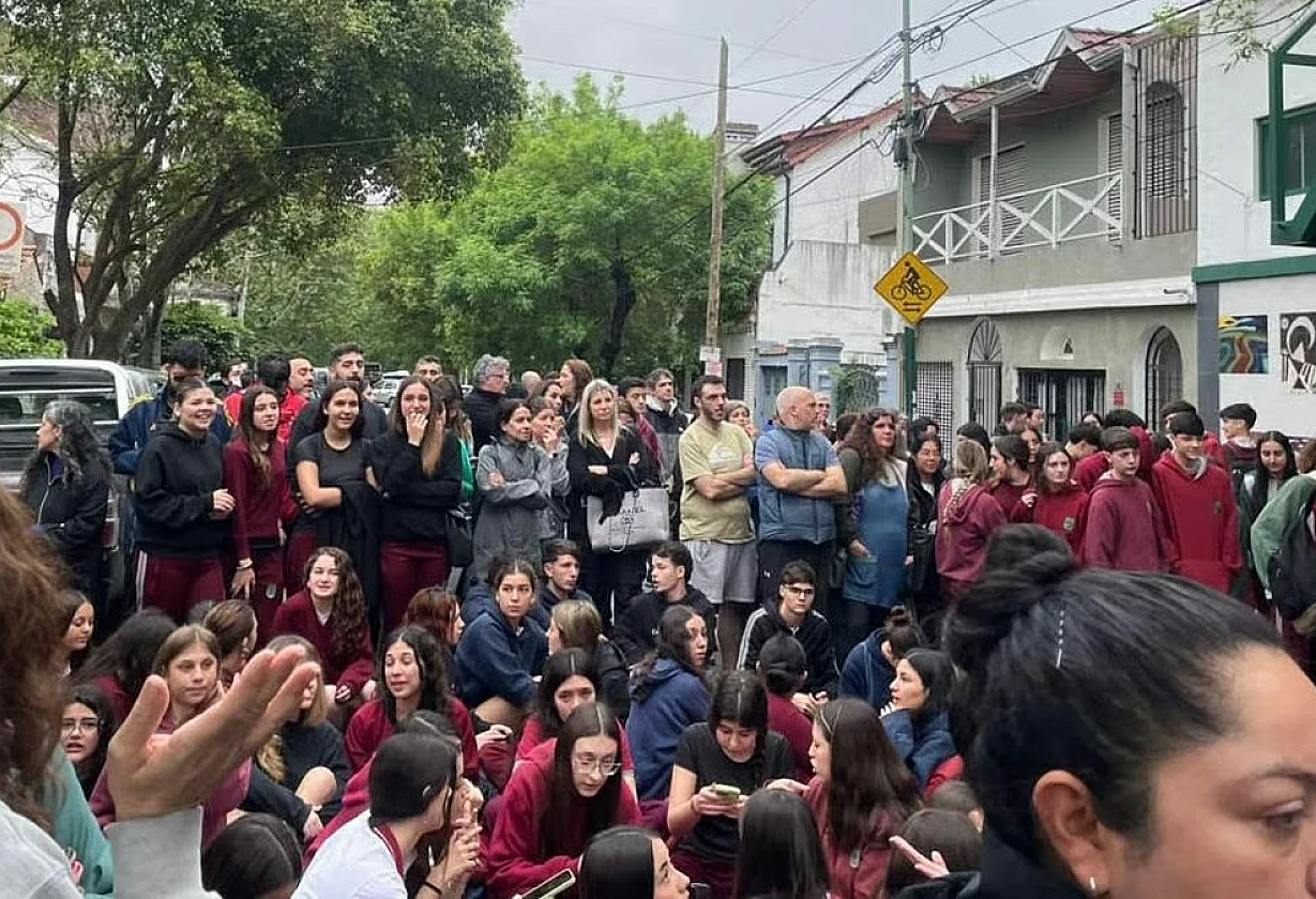 Dos adolescentes imputados por fotos falsas con IA