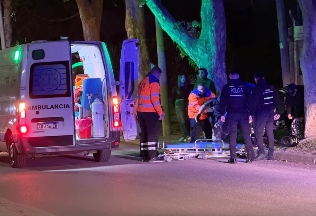 Dos jóvenes fueron hospitalizados tras caer de una moto