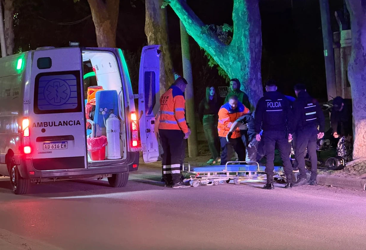 Dos jóvenes fueron hospitalizados tras caer de una moto