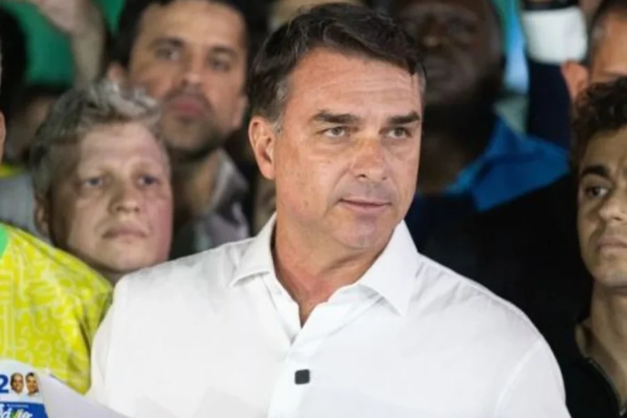 Flávio Bolsonaro en Argentina: ingresó con su familia