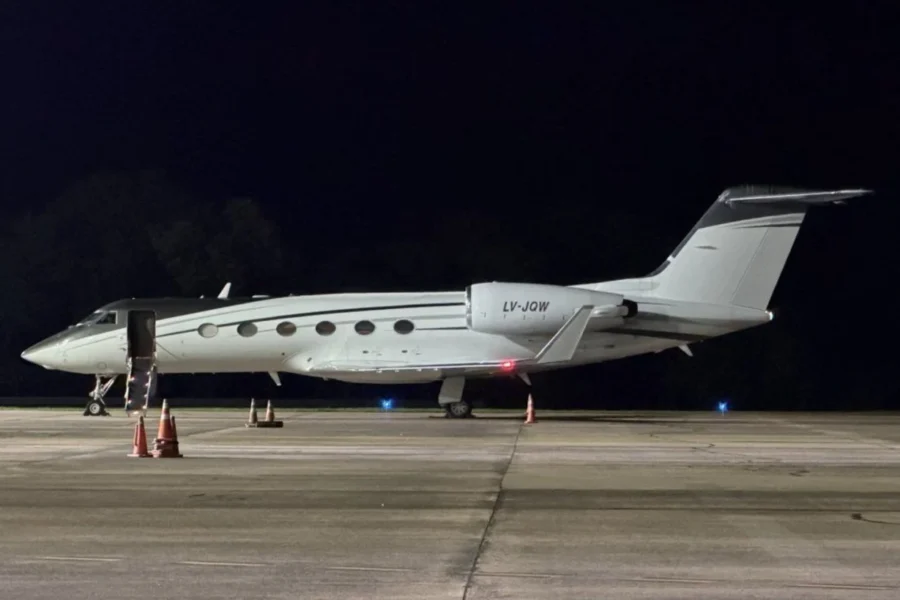 Flávio Bolsonaro en Iguazú: despegó un avión