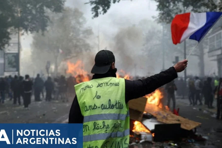 Francia anuncia toques de queda tras protestas violentas
