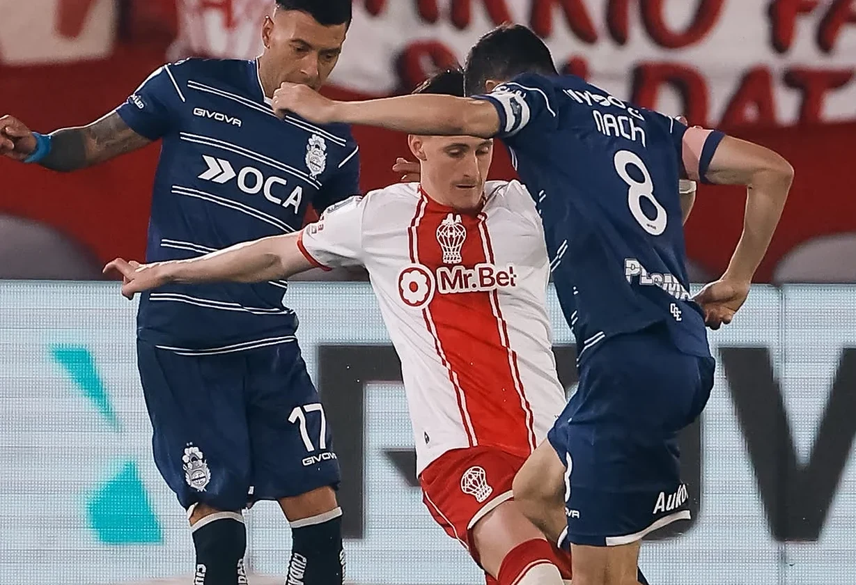 Gimnasia venció a Huracán sobre el final