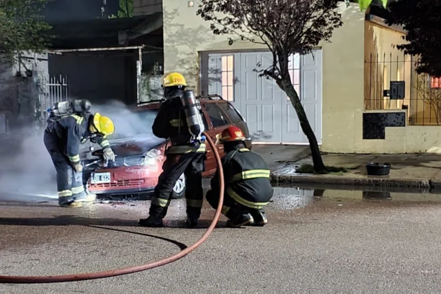 Incendio de auto en General Pico fue controlado por bomberos