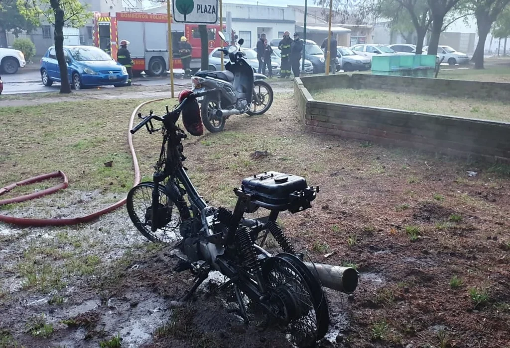 Incendio de dos motocicletas en General Pico