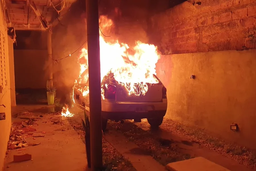 Incendio de un auto en un complejo de General Pico