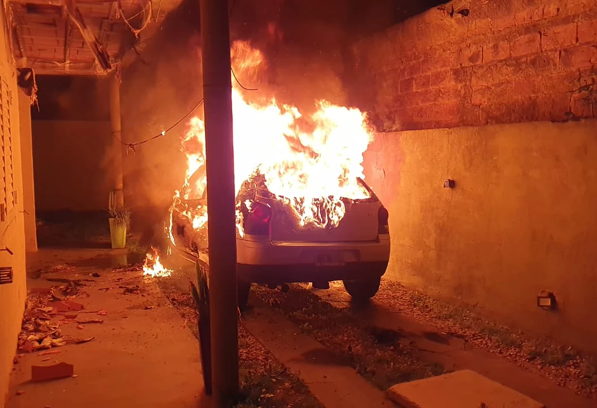 Incendio de un auto en un complejo de General Pico