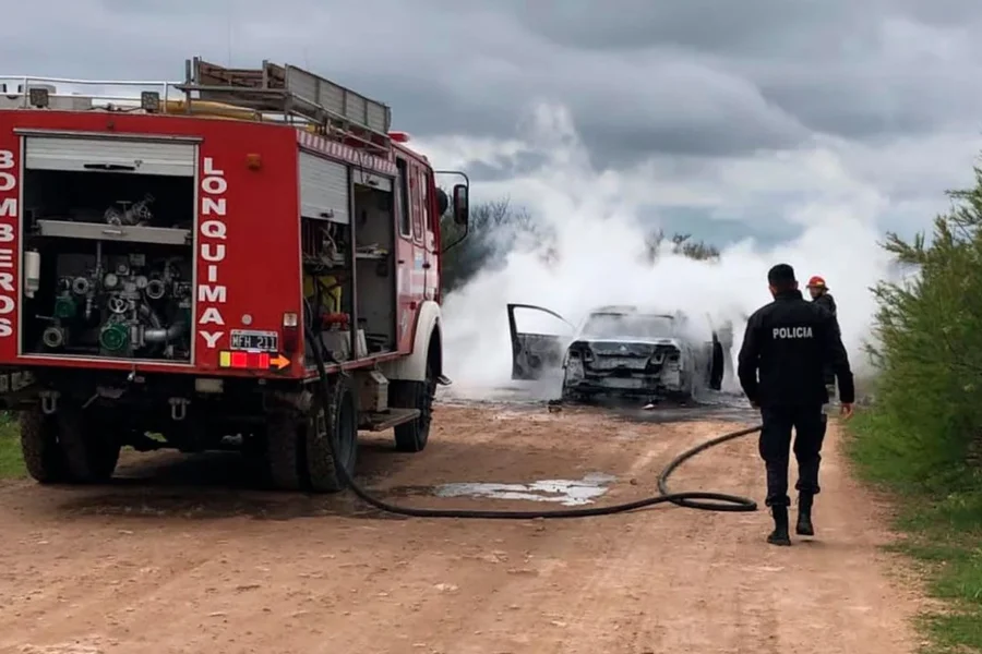 Incendio destruyó un auto cerca de Uriburu