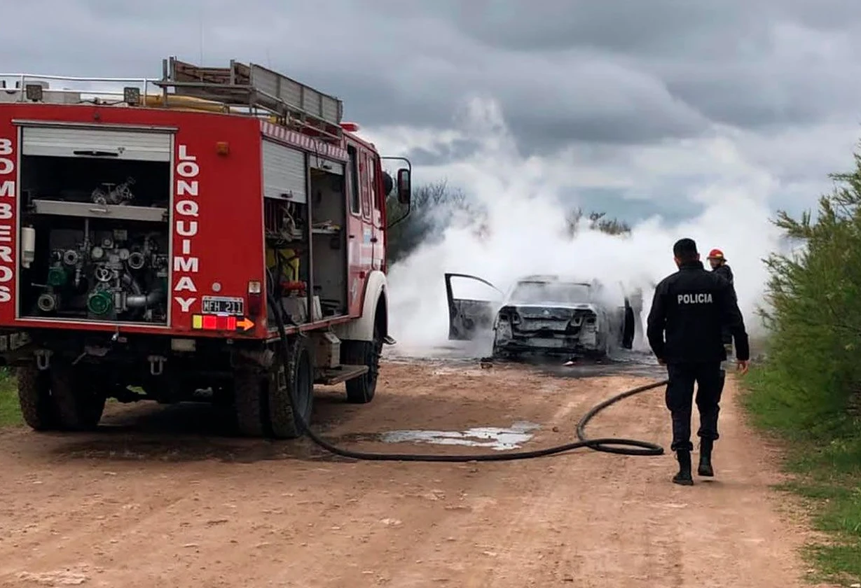 Incendio destruyó un auto cerca de Uriburu
