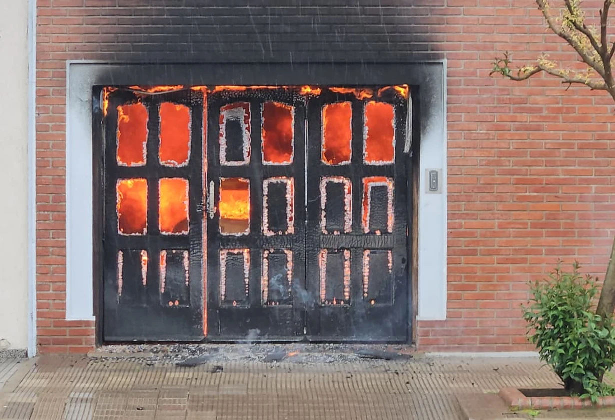 Incendio destruyó un auto y un quincho en General Pico