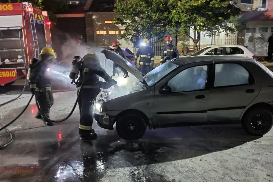 Incendio en un auto en General Pico