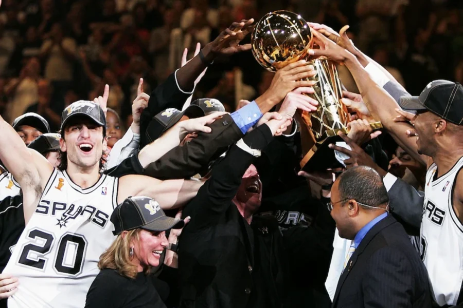 La NBA recordó el debut de Manu Ginóbili
