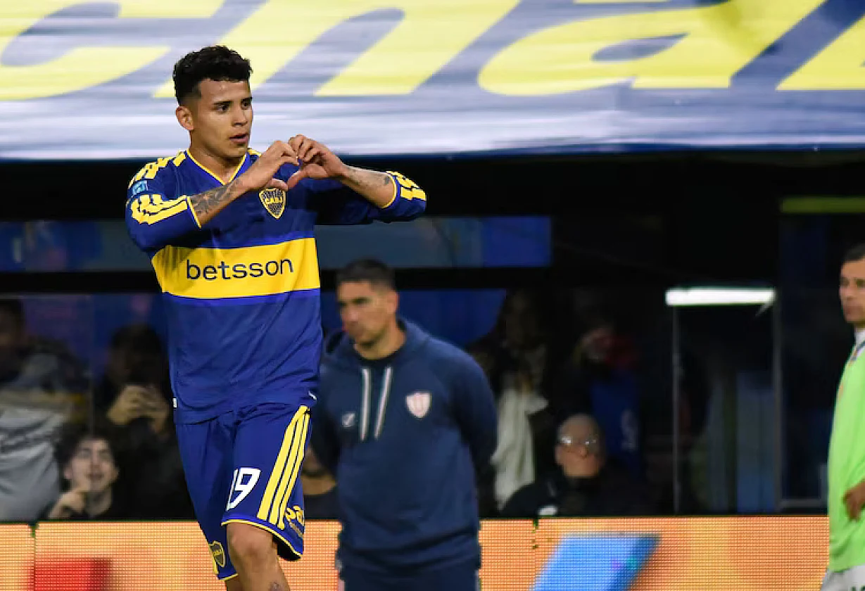 Leonel Flores brilló con dos goles en Boca