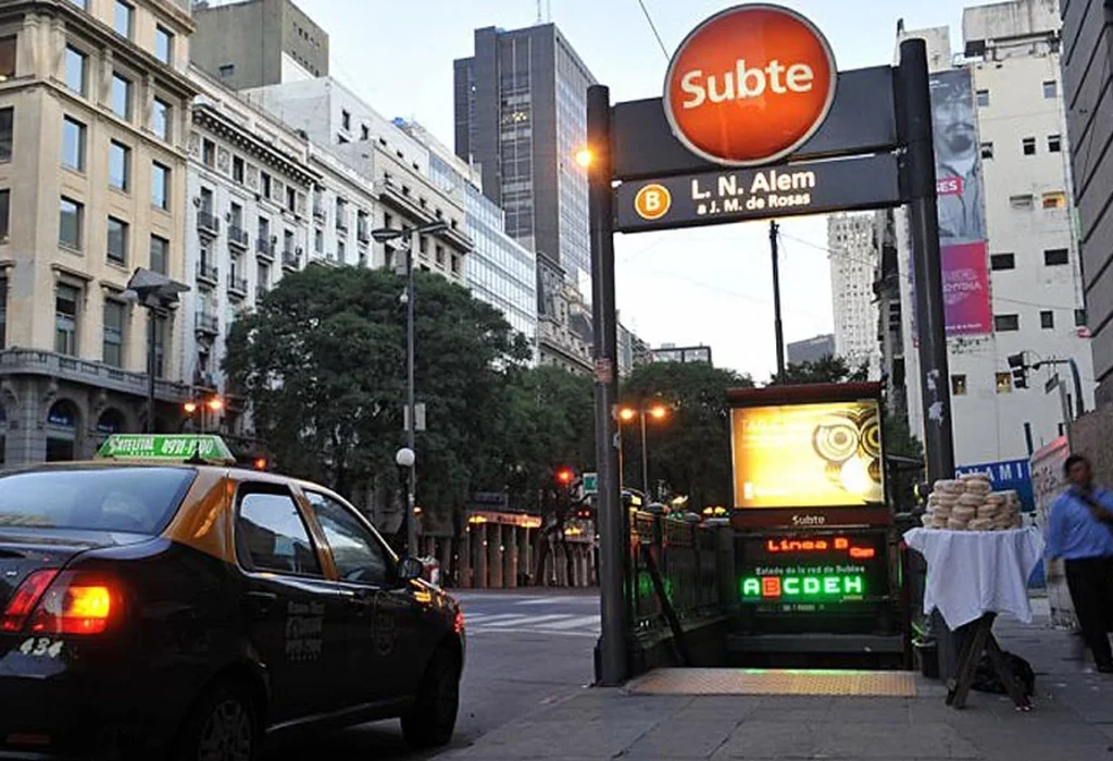 Libertarios buscan quitar el nombre de Rosas al subte porteño