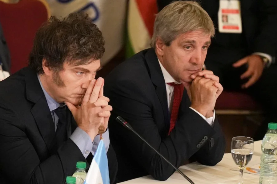 Luis Caputo se apunó durante una visita a una mina