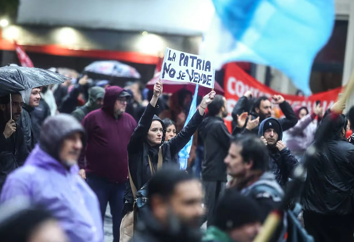 Marcha al Congreso contra el DNU 70/23